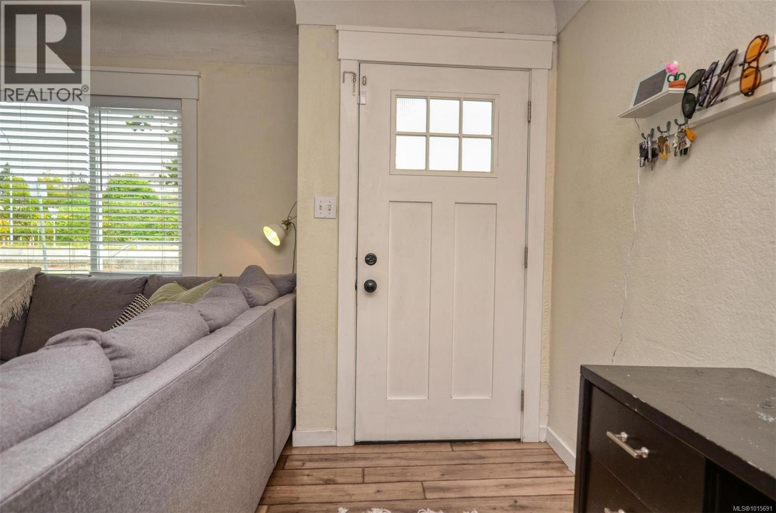  271 Battleford Avenue, Saanich
