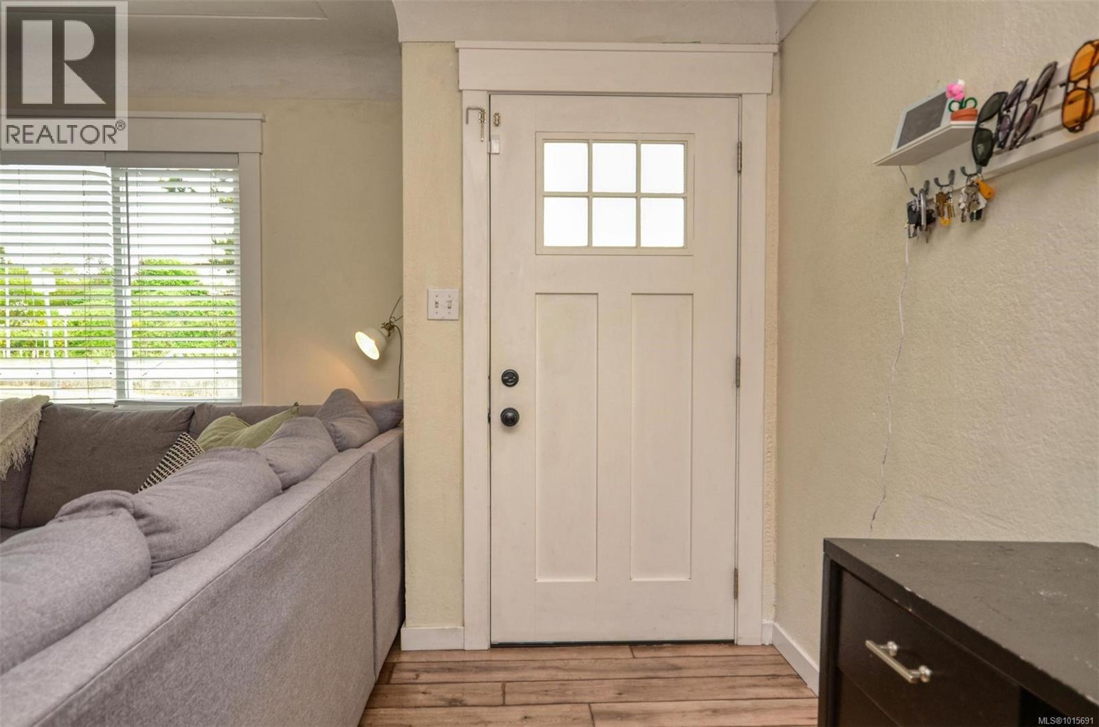  271 Battleford Avenue, Saanich