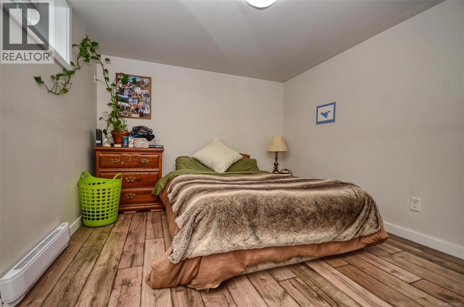  271 Battleford Avenue, Saanich