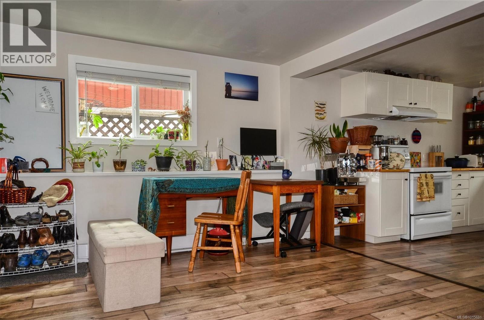  271 Battleford Avenue, Saanich