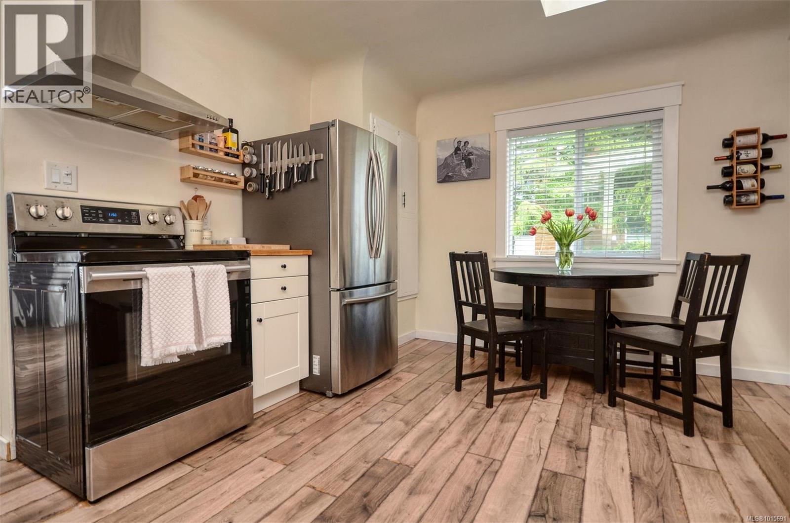  271 Battleford Avenue, Saanich