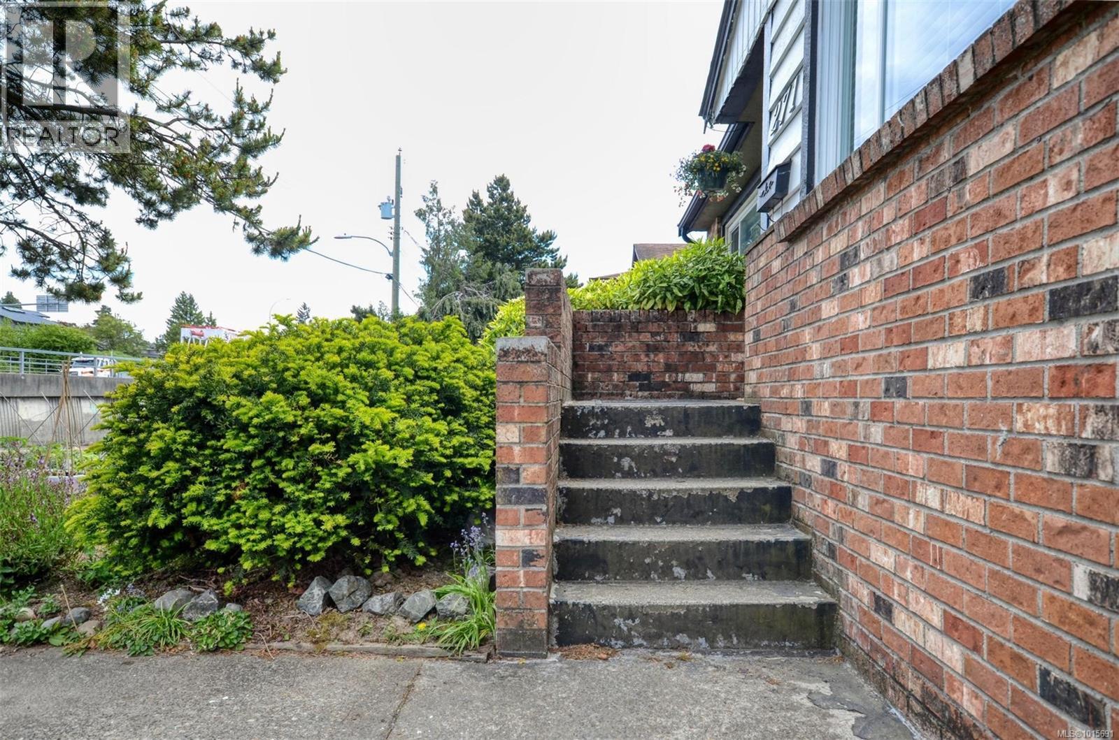  271 Battleford Avenue, Saanich