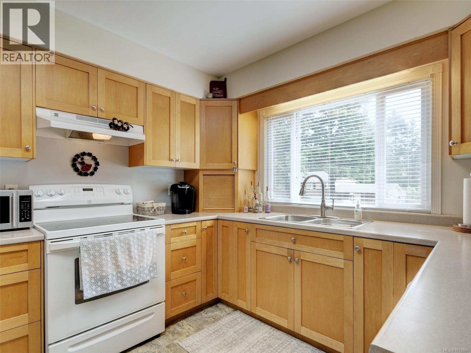  640 Strandlund Avenue, Langford
