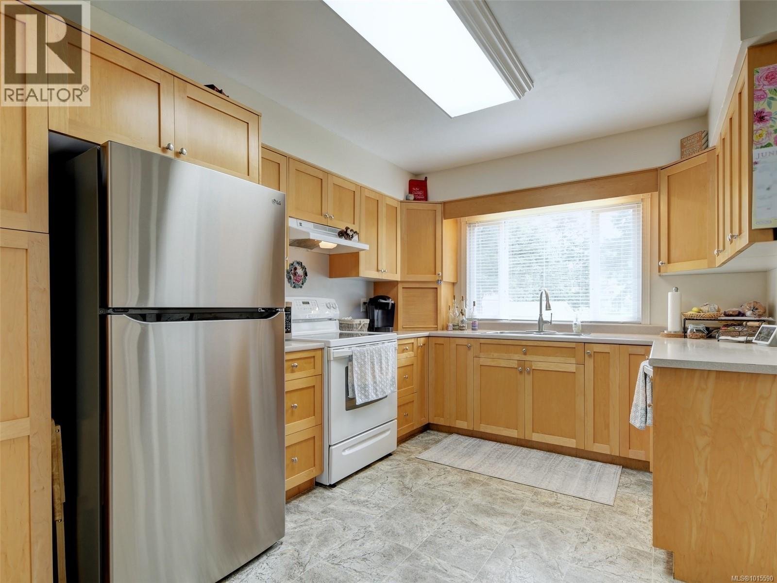  640 Strandlund Avenue, Langford