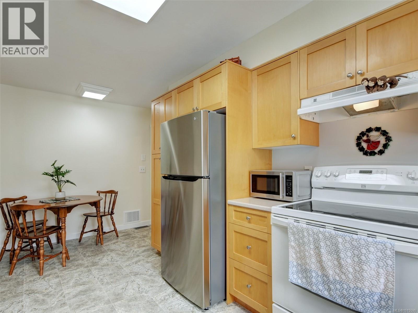  640 Strandlund Avenue, Langford