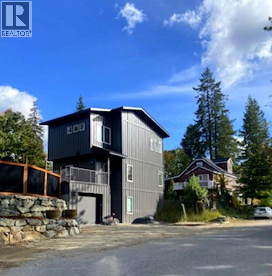 2690 Monte Christo Street, Rossland