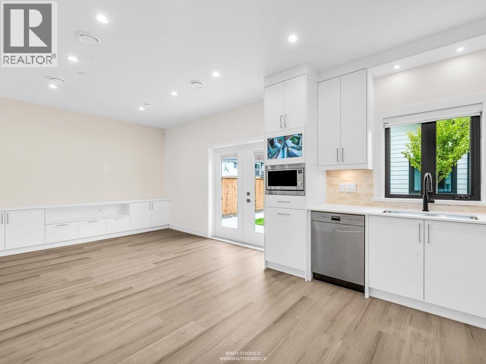 2 4257 KNIGHT STREET, Vancouver
