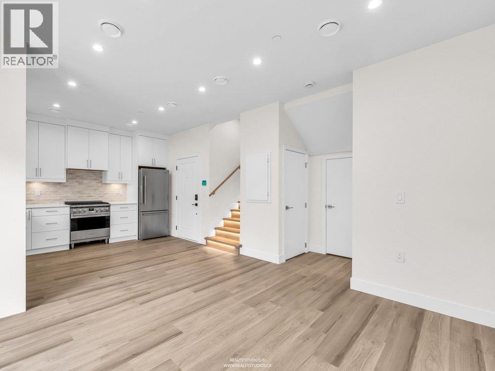 2 4257 KNIGHT STREET, Vancouver