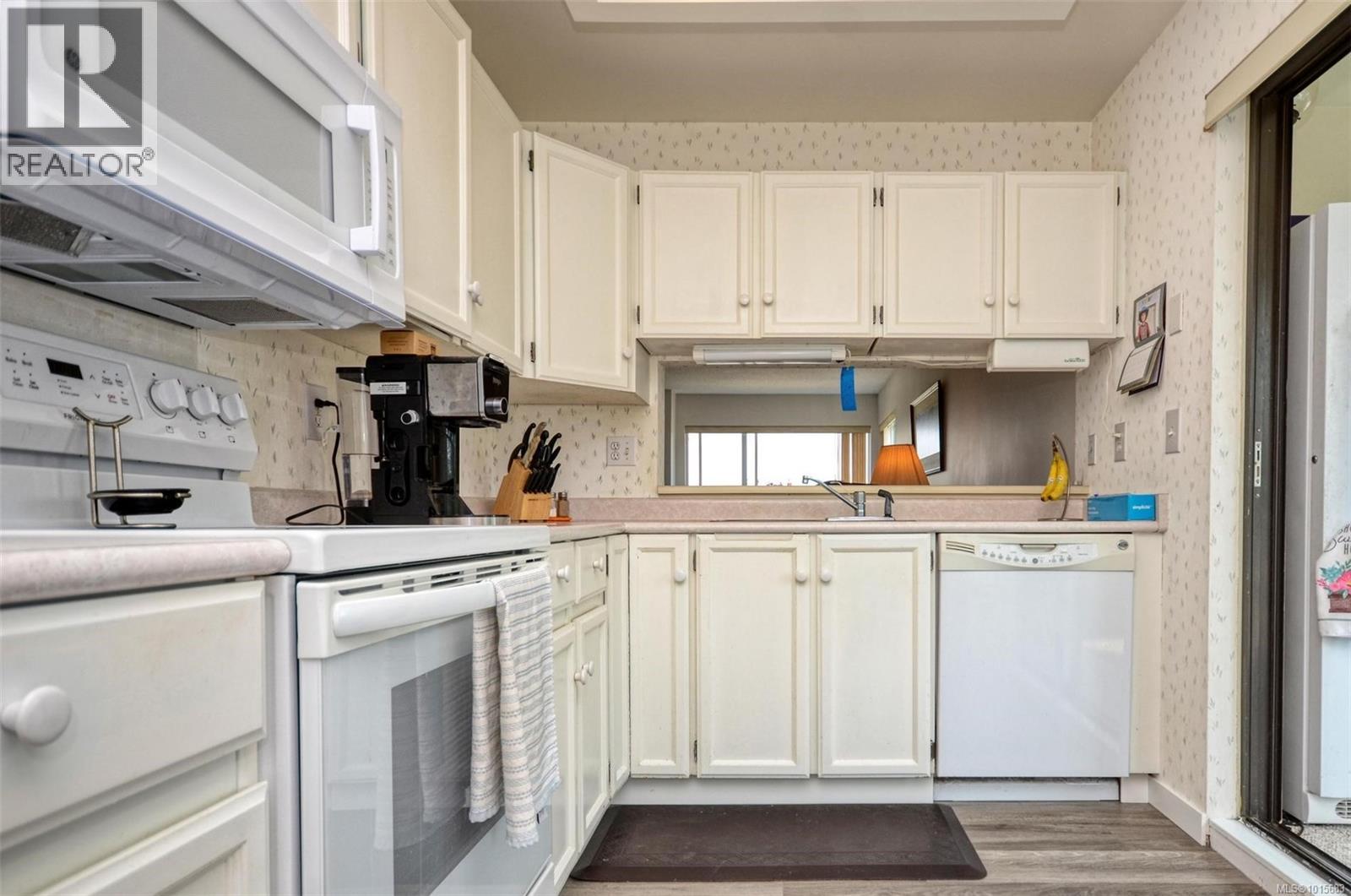 408 3260 Quadra Street, Saanich