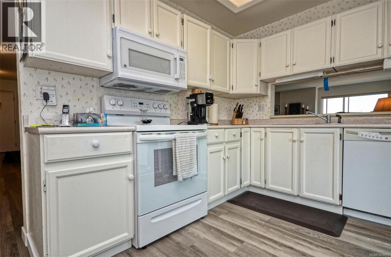 408 3260 Quadra Street, Saanich