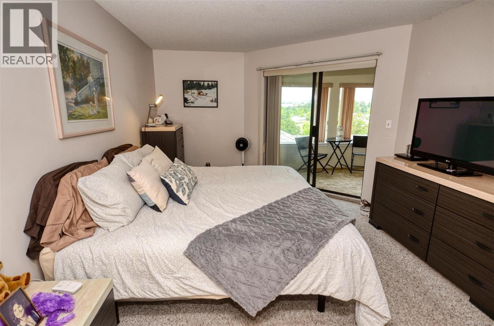 408 3260 Quadra Street, Saanich