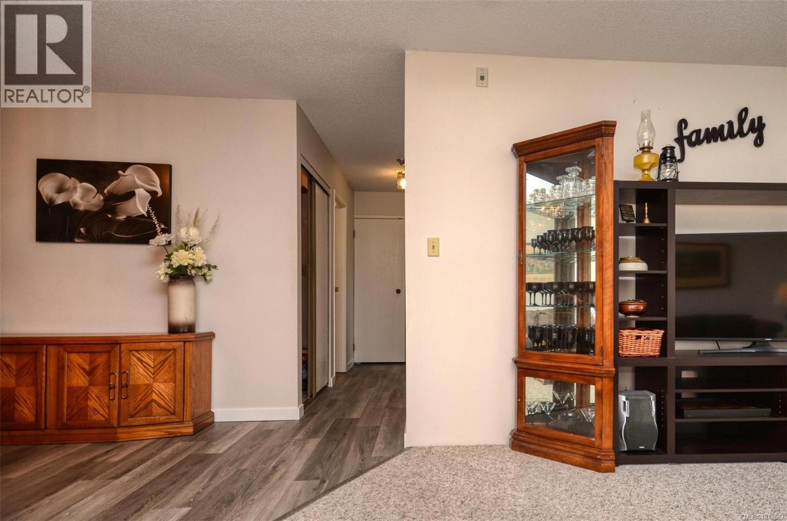 408 3260 Quadra Street, Saanich