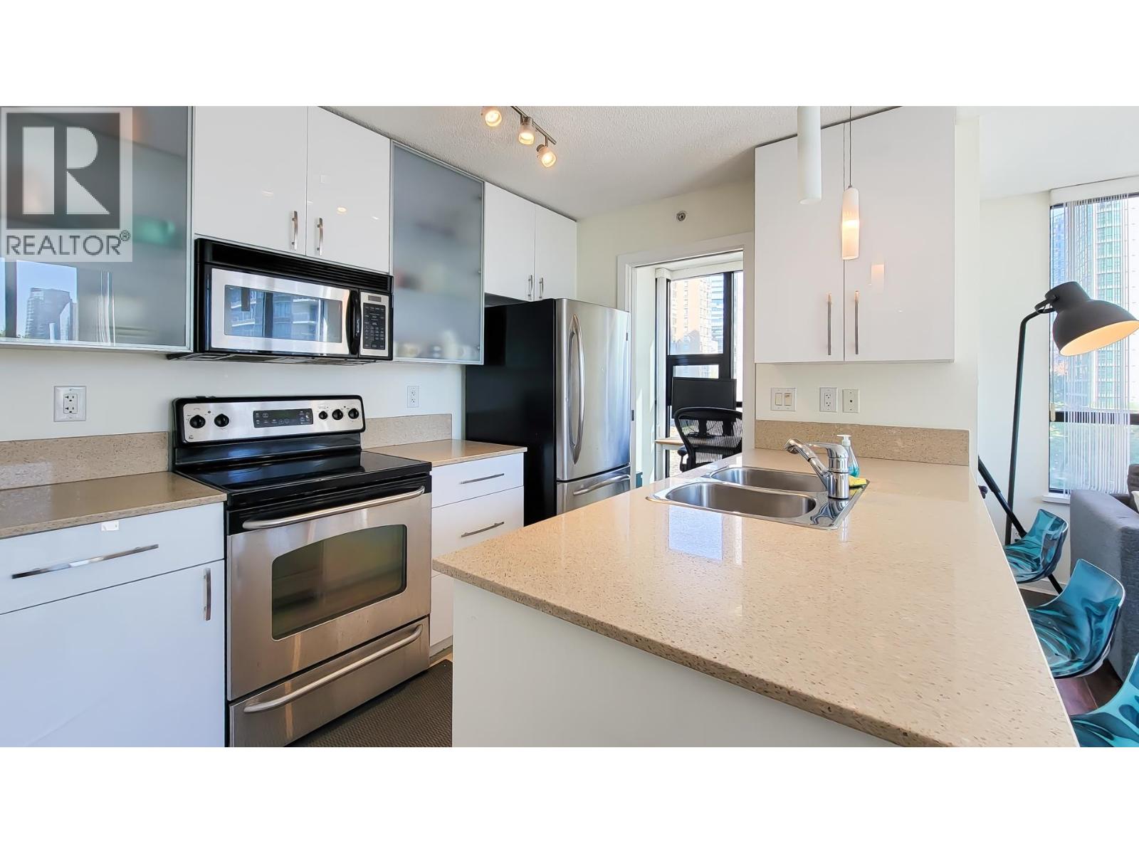 802 909 MAINLAND STREET, Vancouver