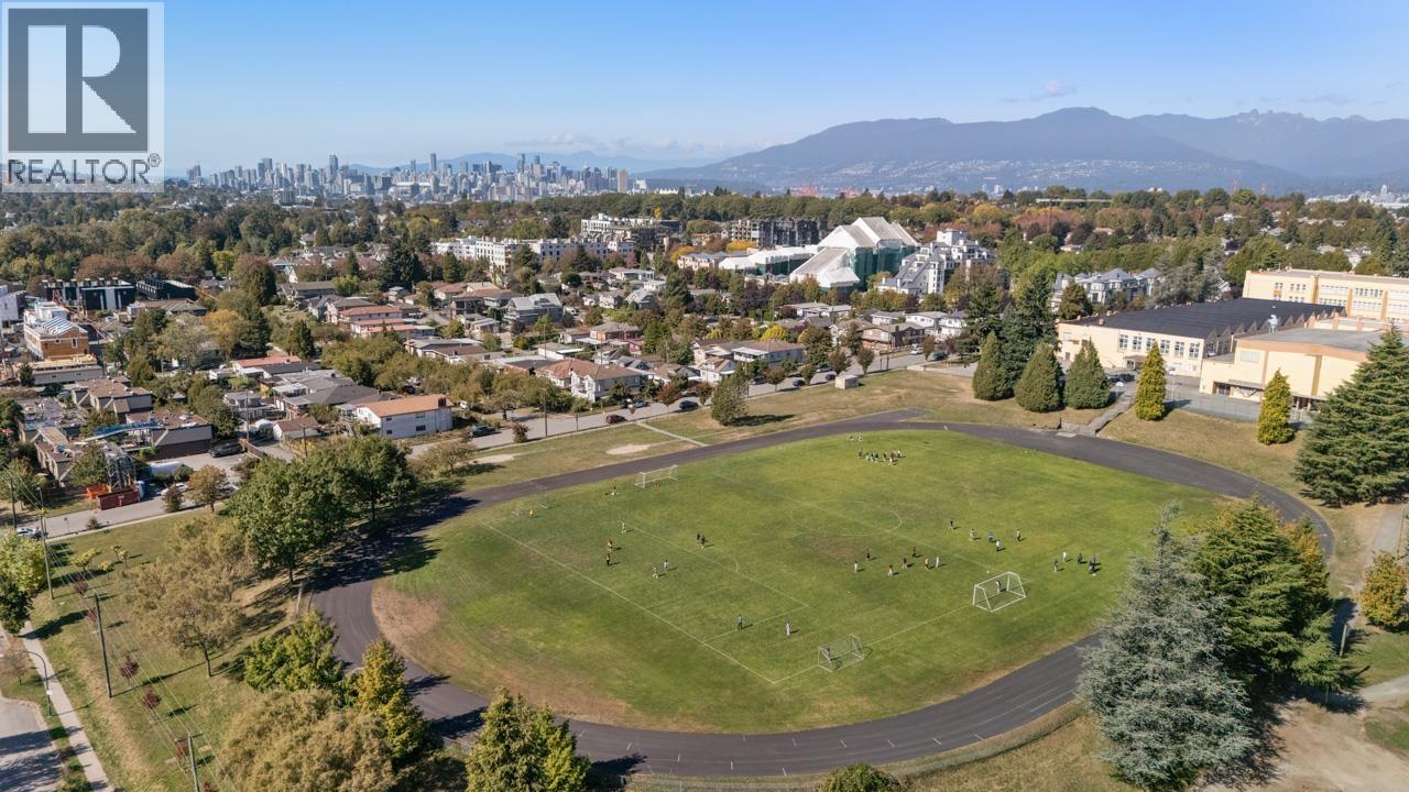 2472 E 12TH AVENUE, Vancouver