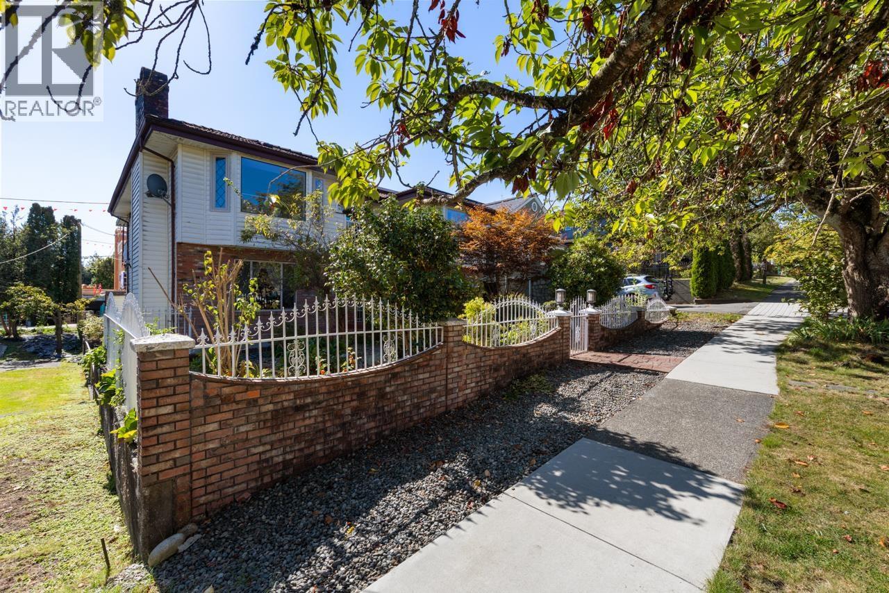 2472 E 12TH AVENUE, Vancouver