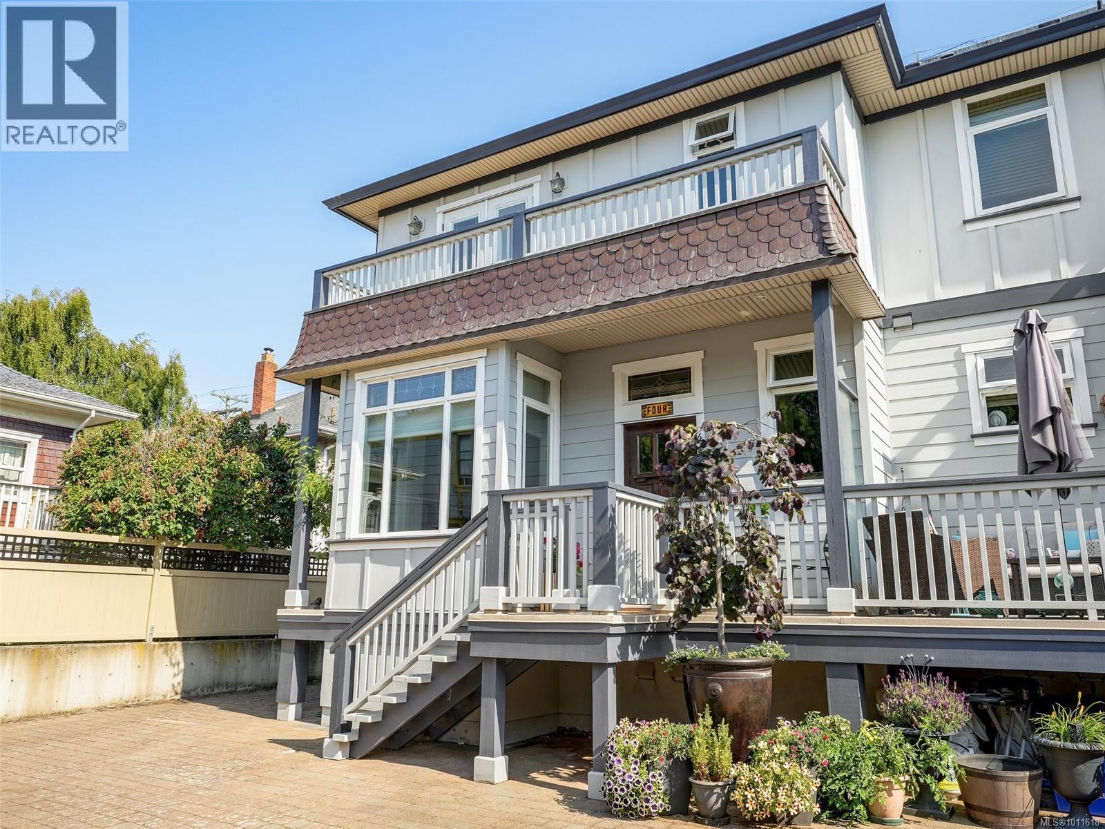 4 209 Superior St, Victoria