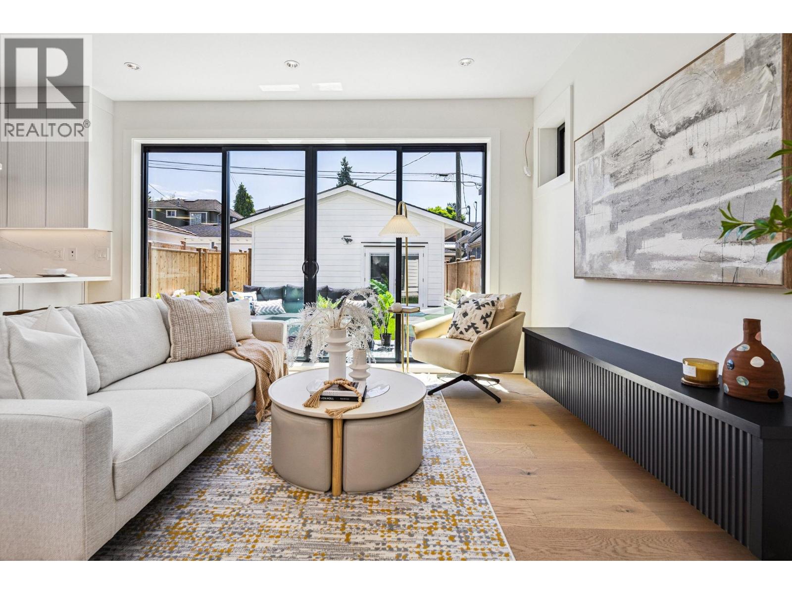 2 250 E 39TH AVENUE, Vancouver