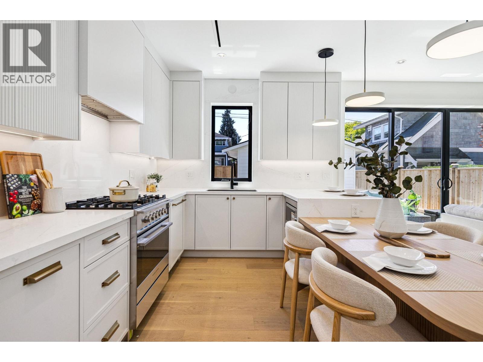 2 250 E 39TH AVENUE, Vancouver