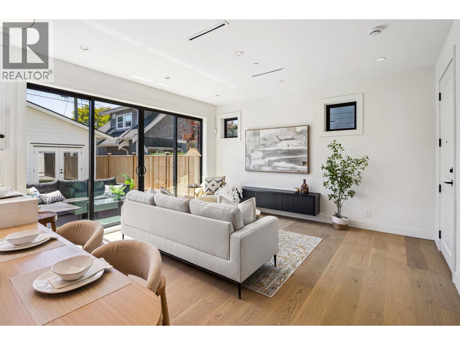 2 250 E 39TH AVENUE, Vancouver