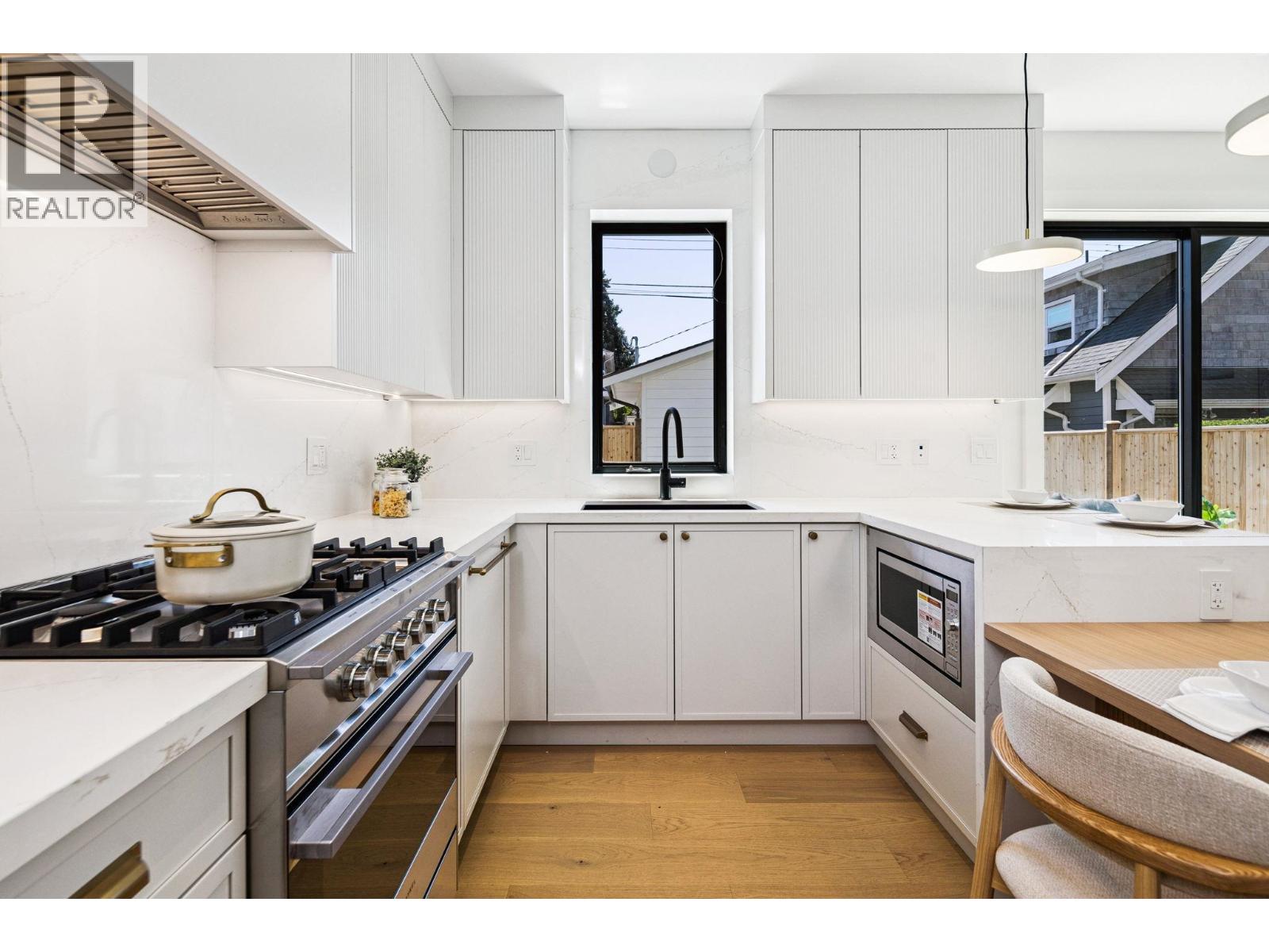 2 250 E 39TH AVENUE, Vancouver