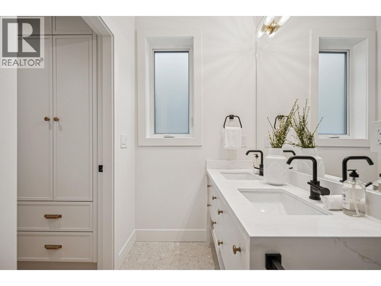 2 250 E 39TH AVENUE, Vancouver