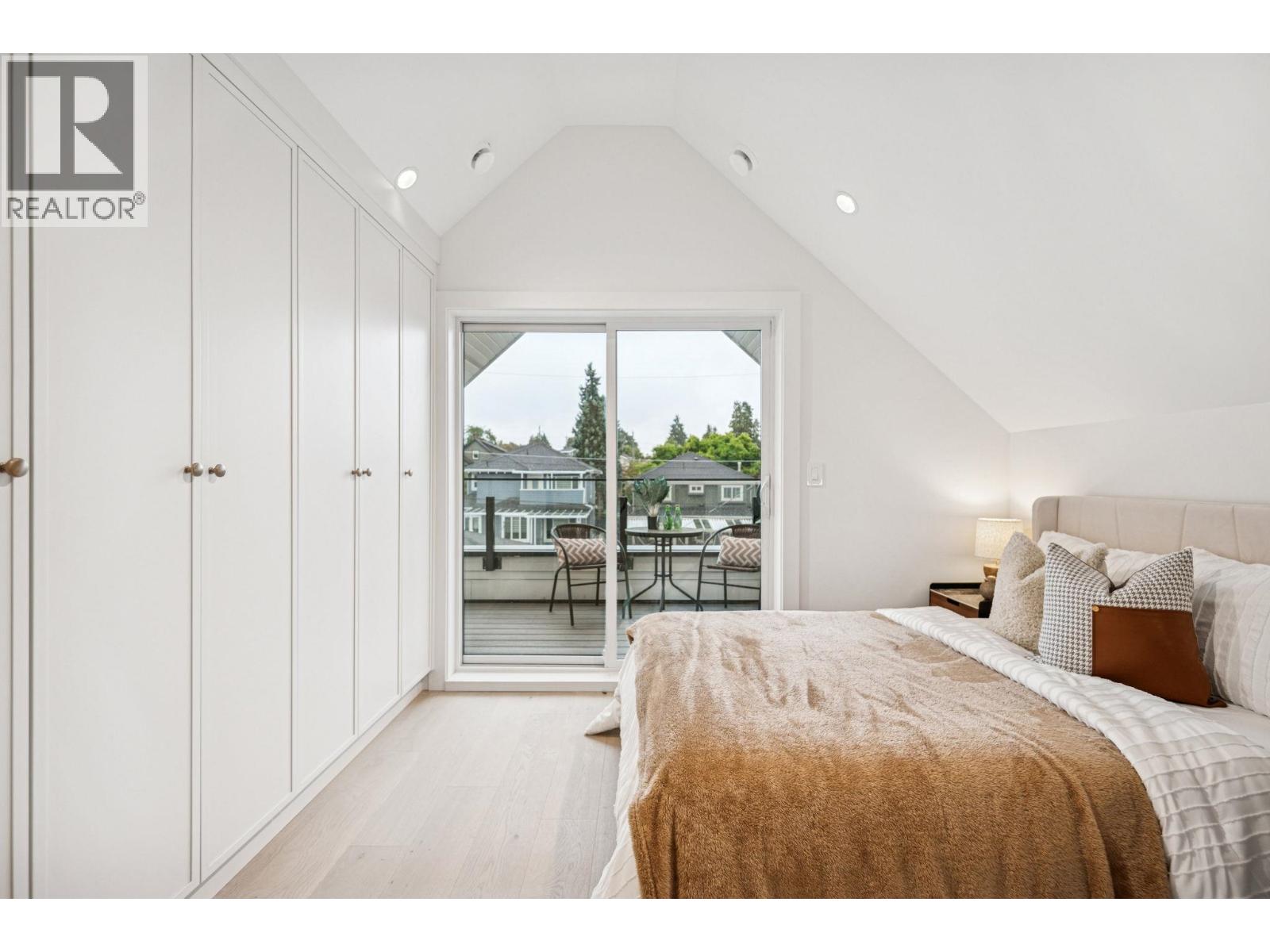 2 250 E 39TH AVENUE, Vancouver