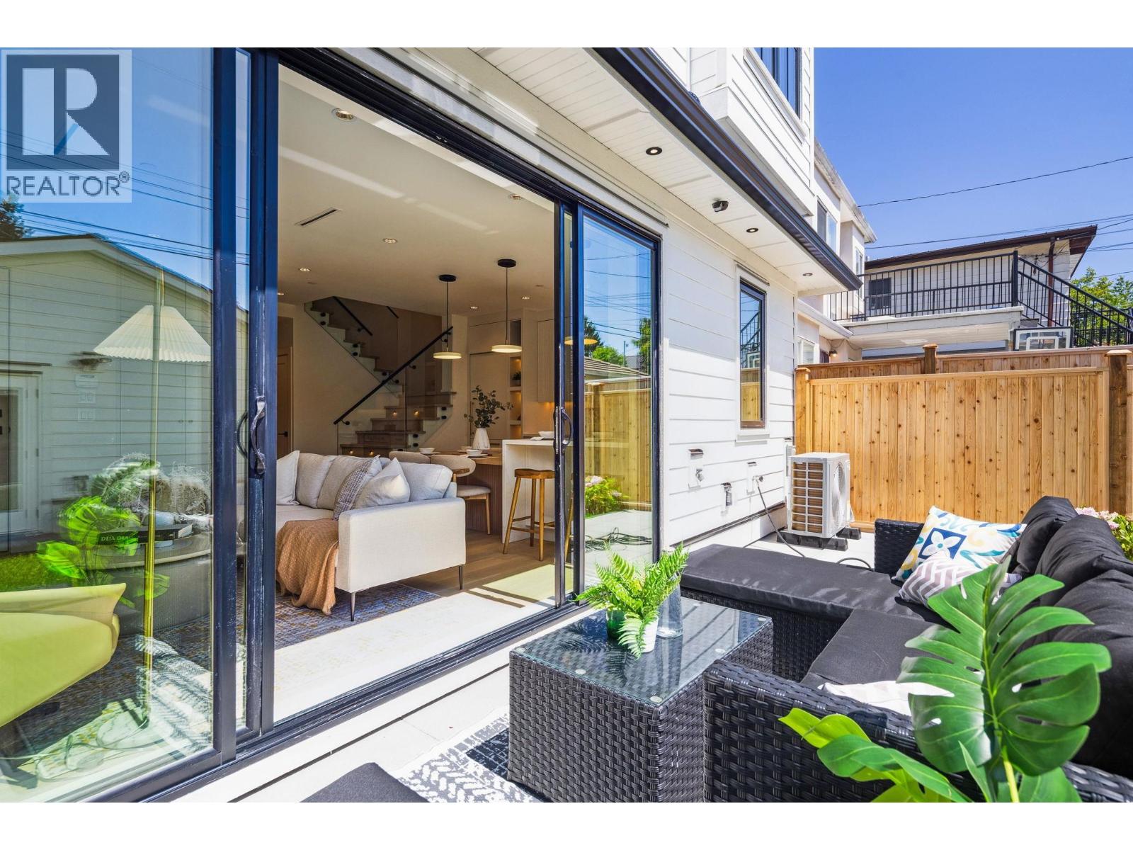 2 250 E 39TH AVENUE, Vancouver