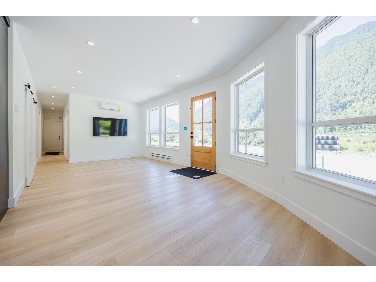 House in Sunshine Valley - Image 12