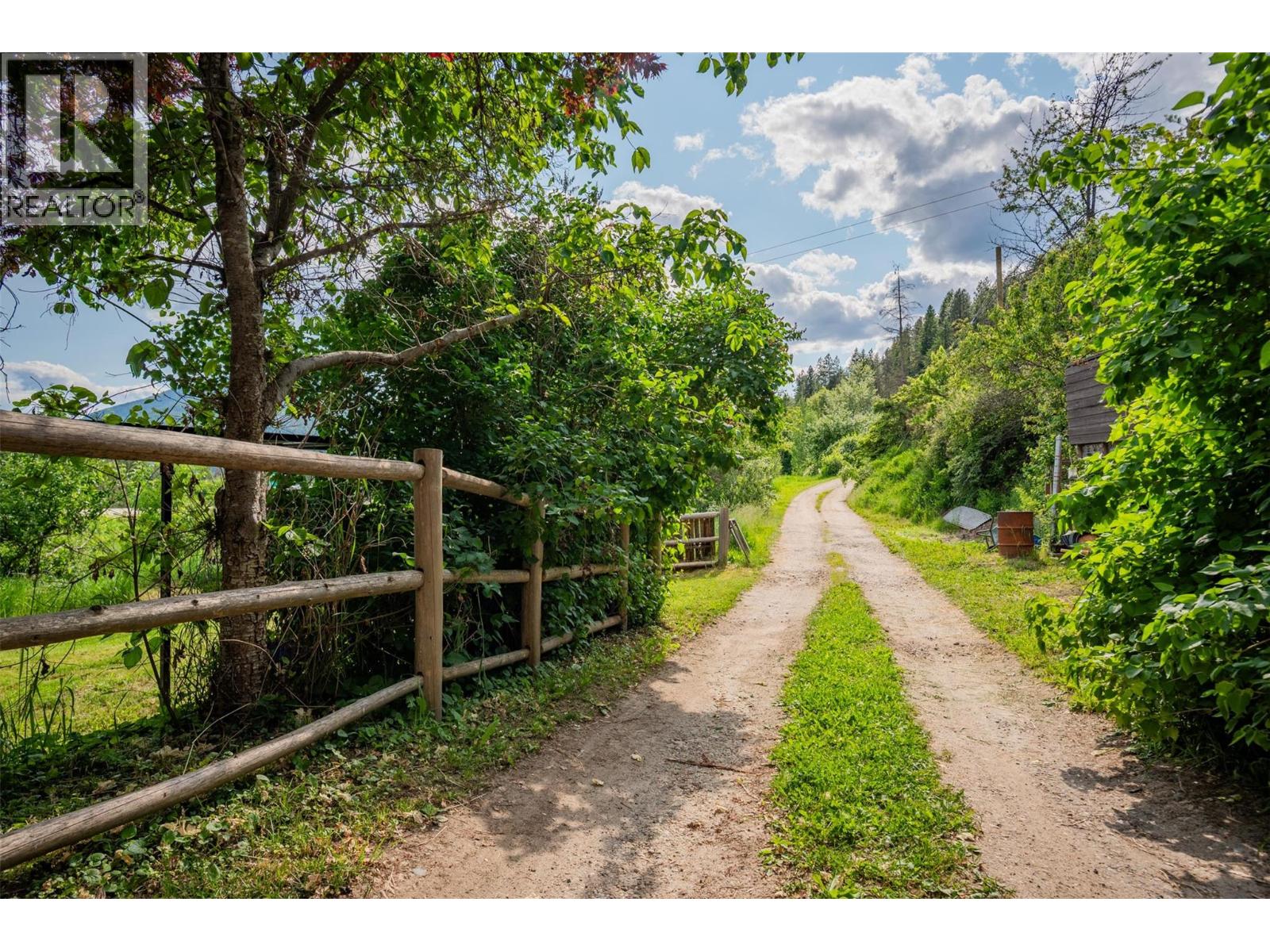 3216 SOUTH SLOCAN VILLAGE Road, South Slocan
