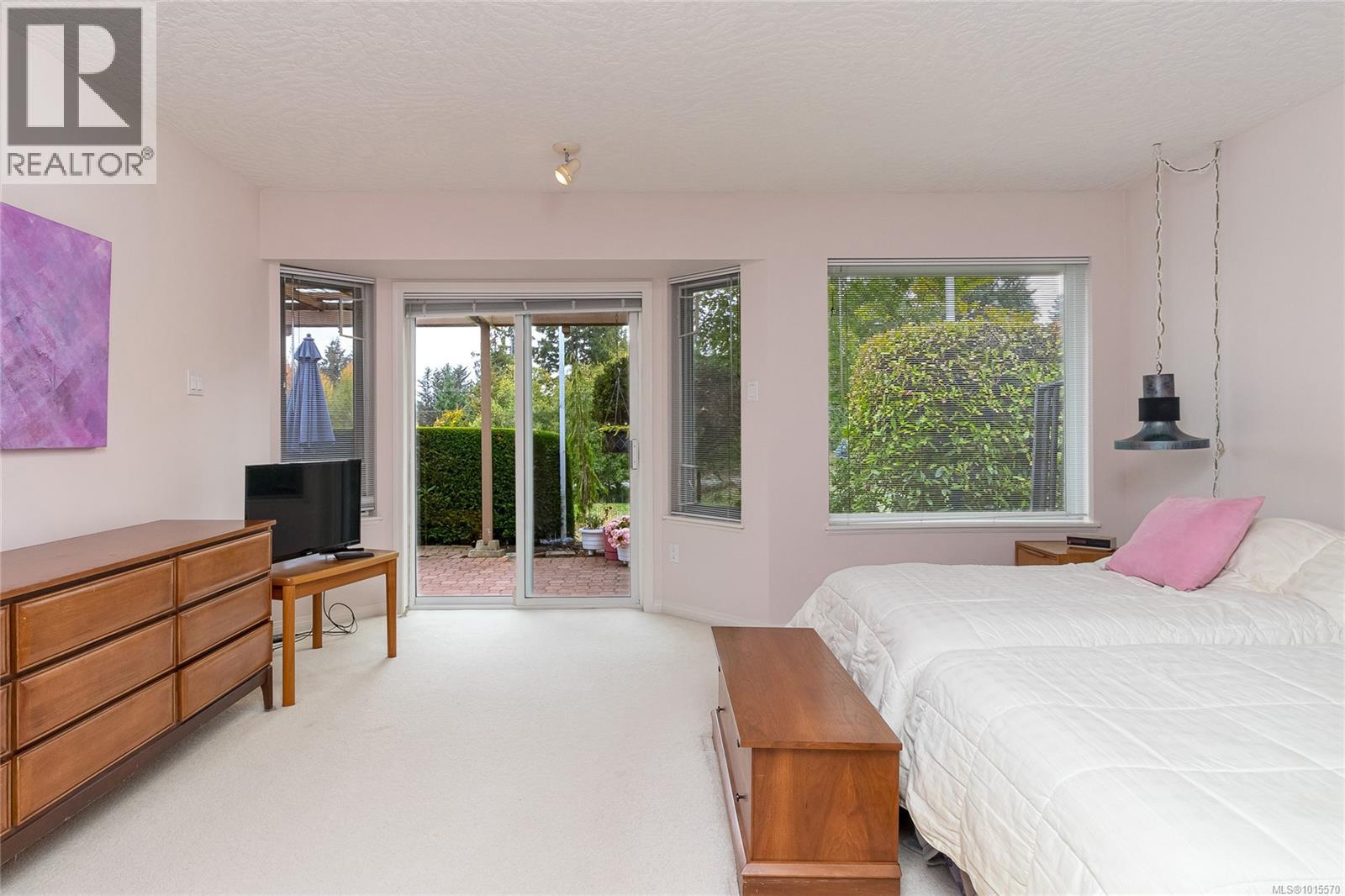  801 Country Club Drive, Cobble Hill