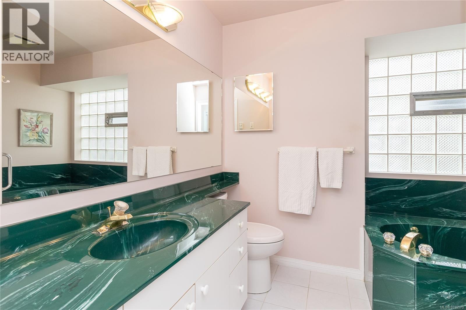  801 Country Club Drive, Cobble Hill