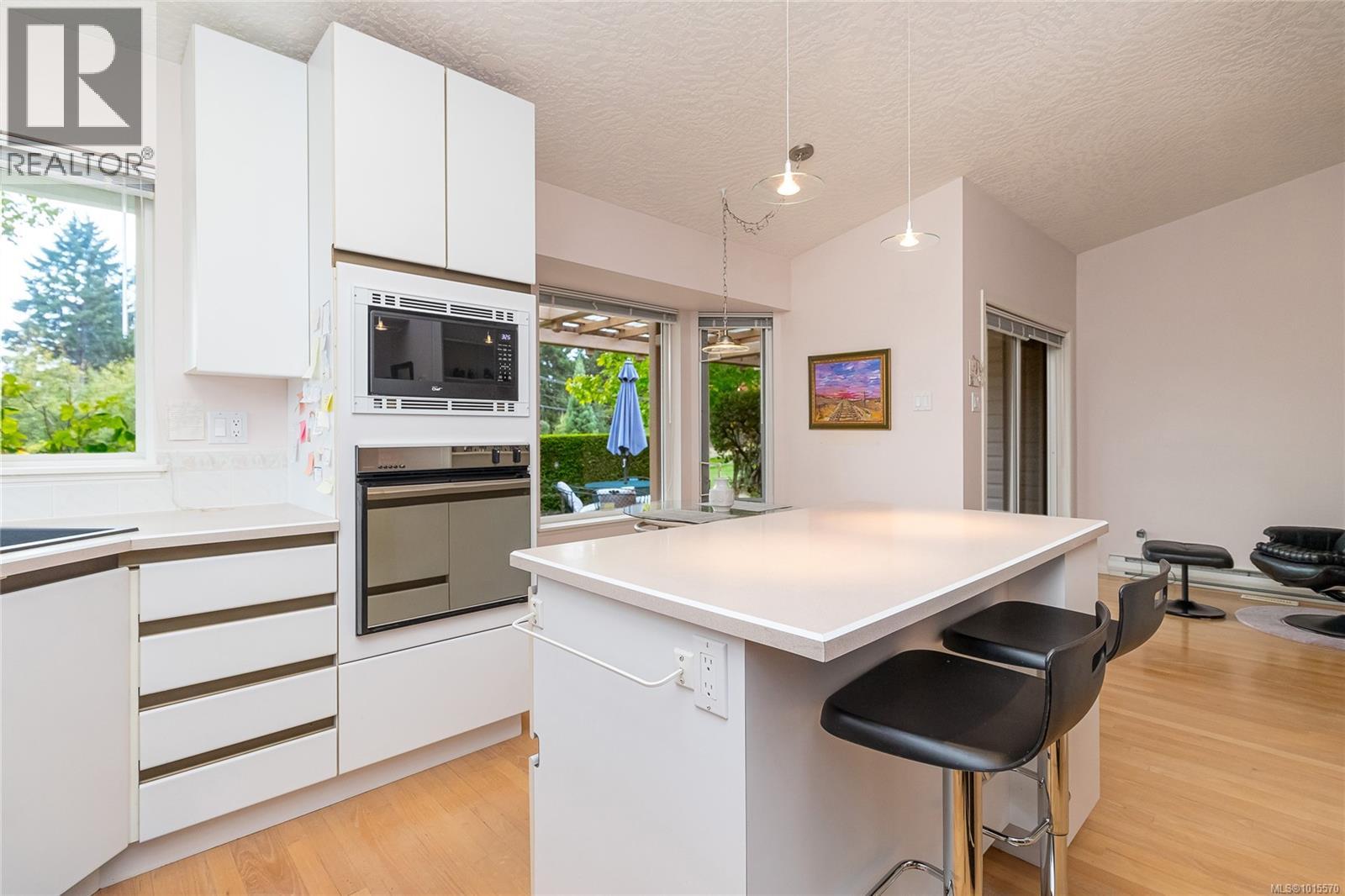  801 Country Club Drive, Cobble Hill
