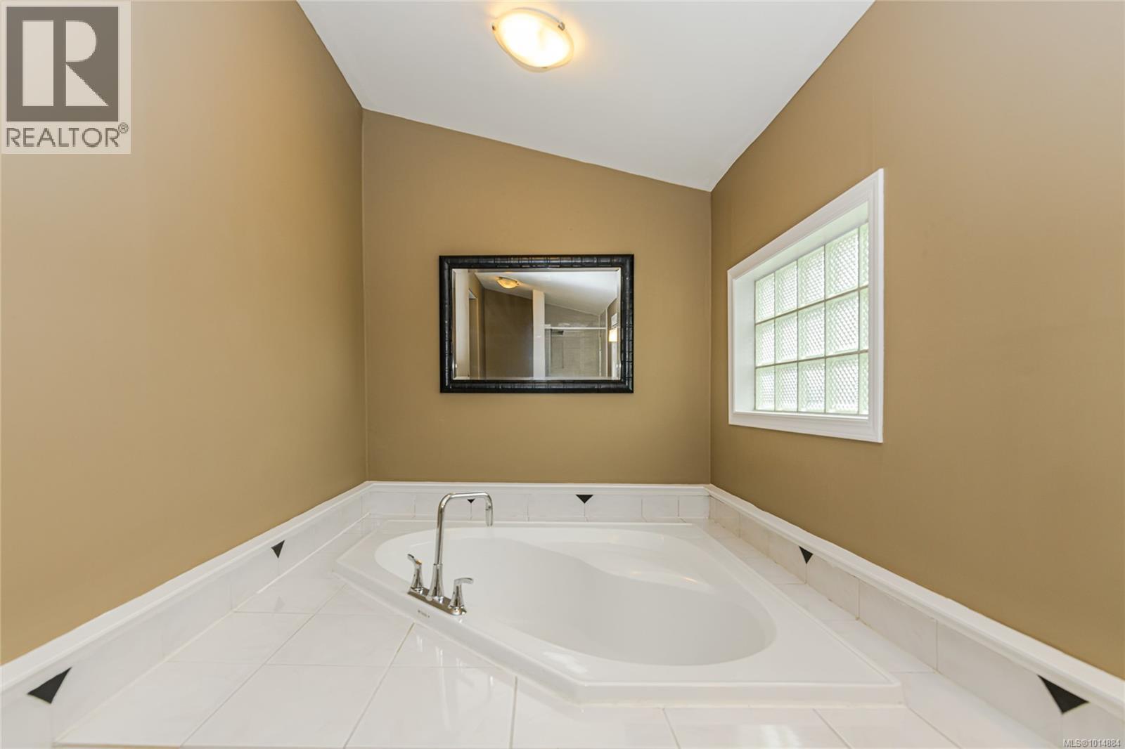  2913 Austin Avenue, Saanich