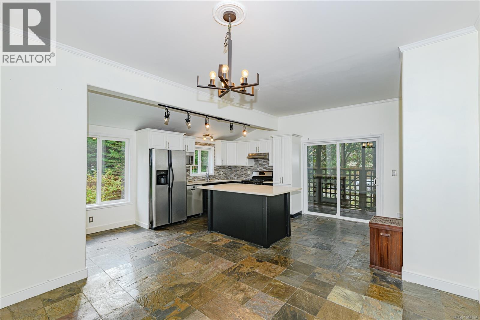  2913 Austin Avenue, Saanich