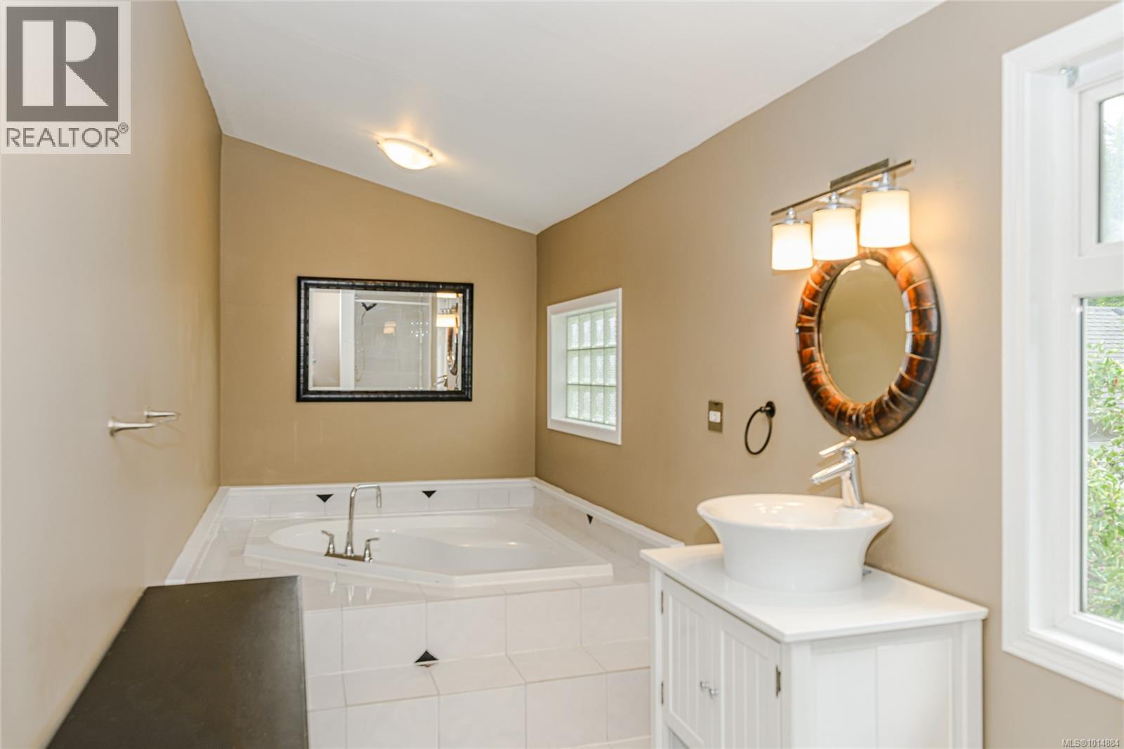  2913 Austin Avenue, Saanich