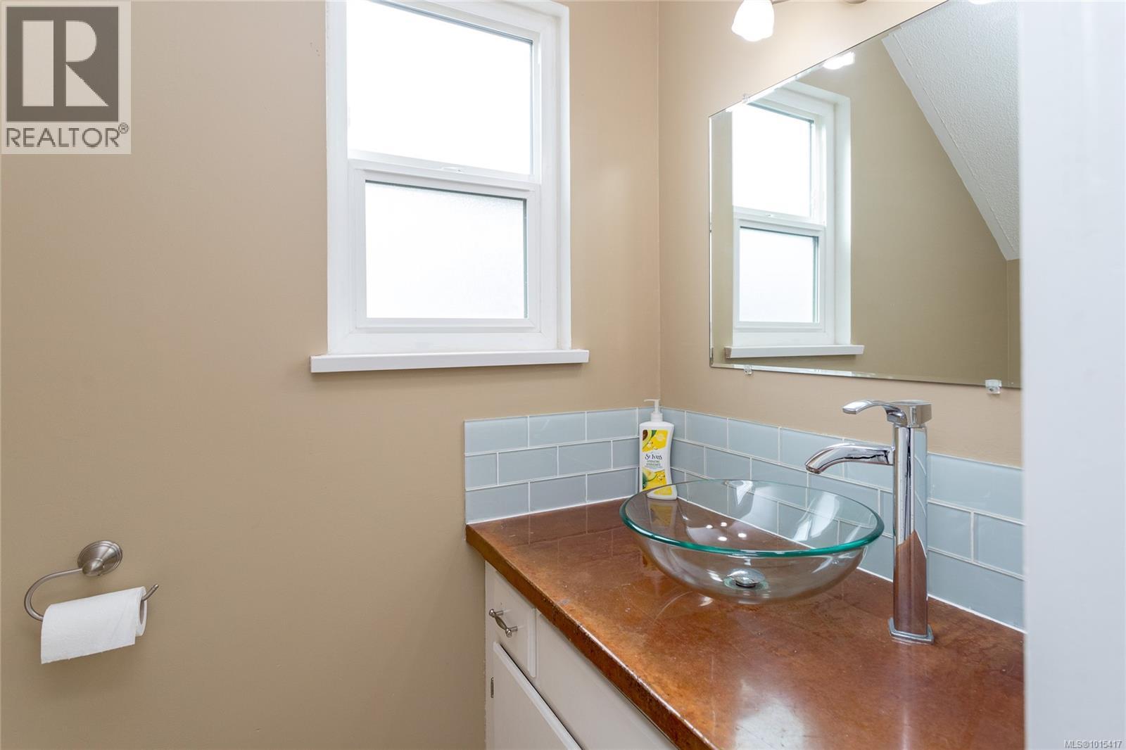  552 Strathdee Place, Colwood