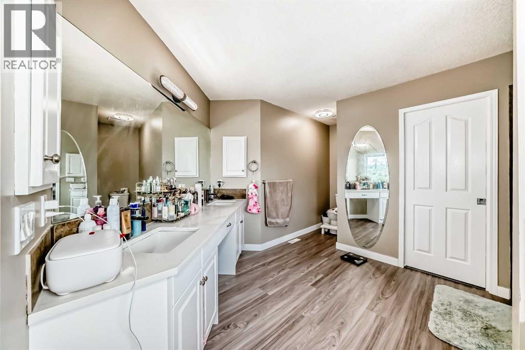 Single Family House for Sale in  Edgeridge Circle NW Edgemont Calgary 