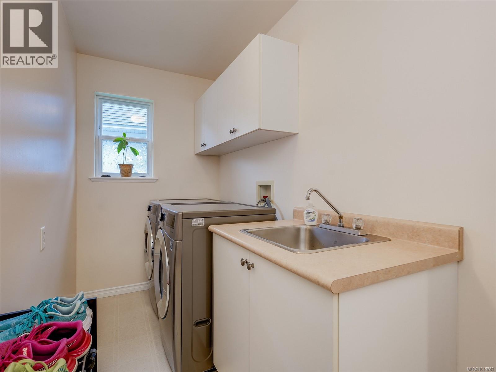  4040 Blackberry Lane, Saanich