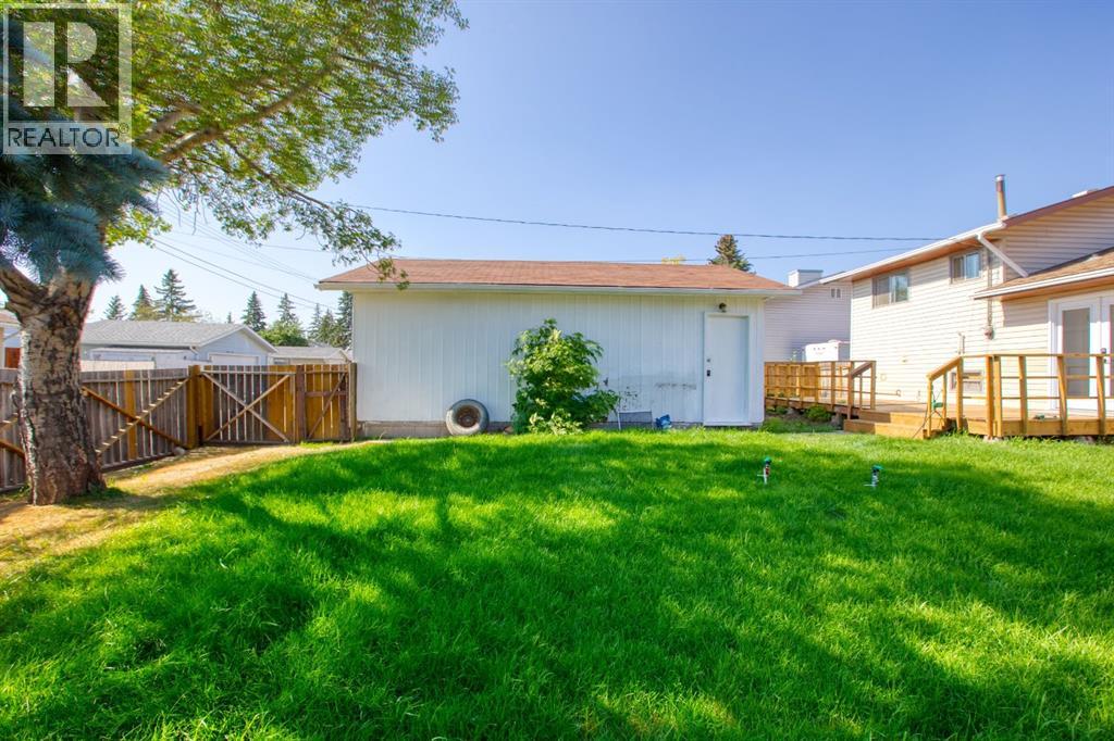 Single Family House 3 Level for Sale in  Penrith Crescent SE Penbrooke Meadows Calgary 