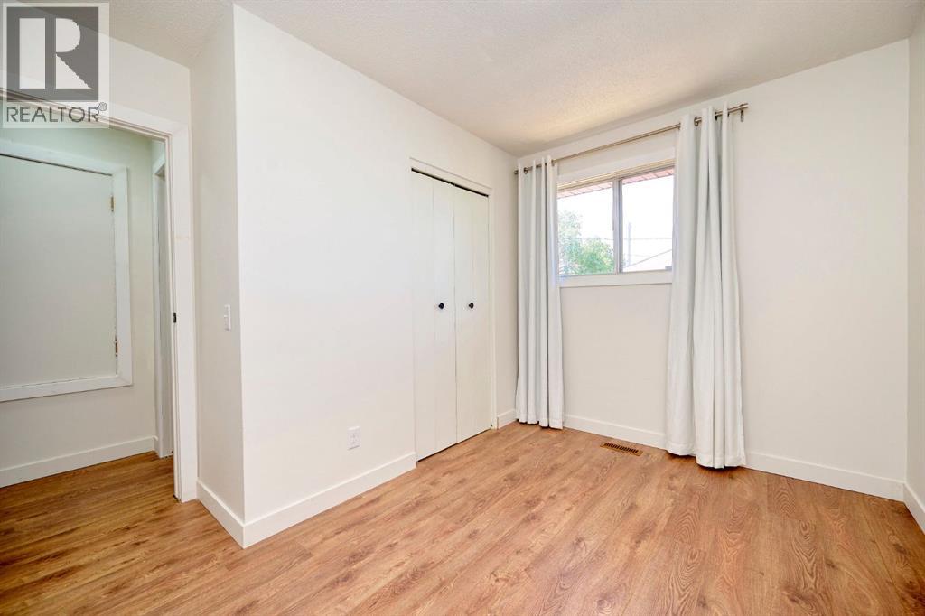 Single Family House 3 Level for Sale in  Penrith Crescent SE Penbrooke Meadows Calgary 