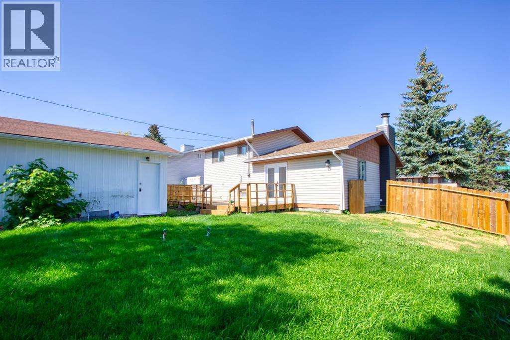 Single Family House 3 Level for Sale in  Penrith Crescent SE Penbrooke Meadows Calgary 