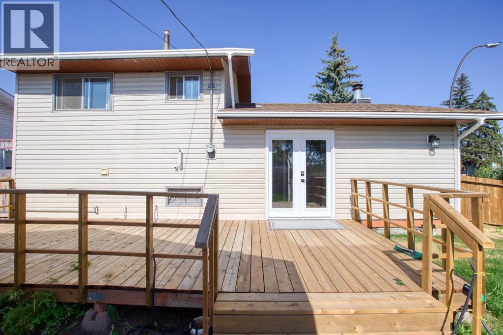 Single Family House 3 Level for Sale in  Penrith Crescent SE Penbrooke Meadows Calgary 