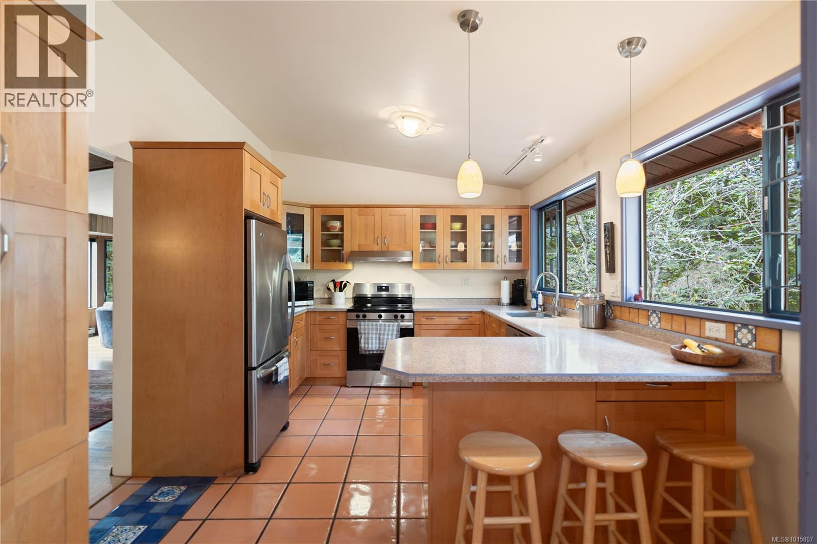  100 Viaduct Avenue West, Saanich