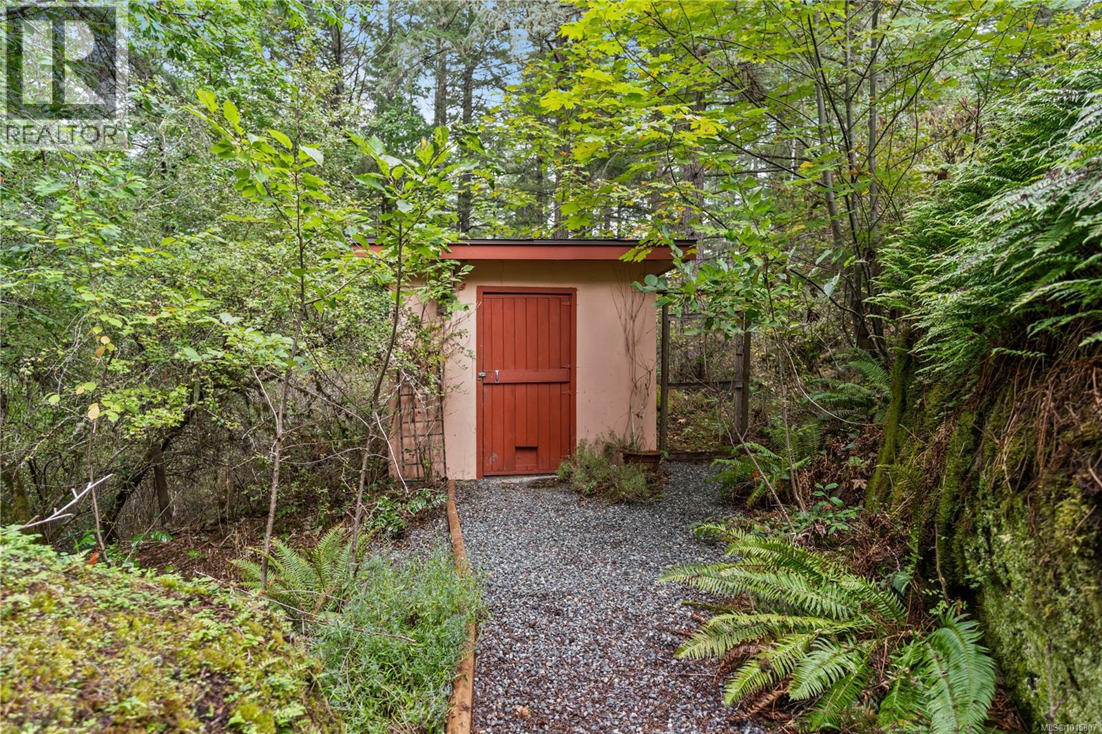  100 Viaduct Avenue West, Saanich