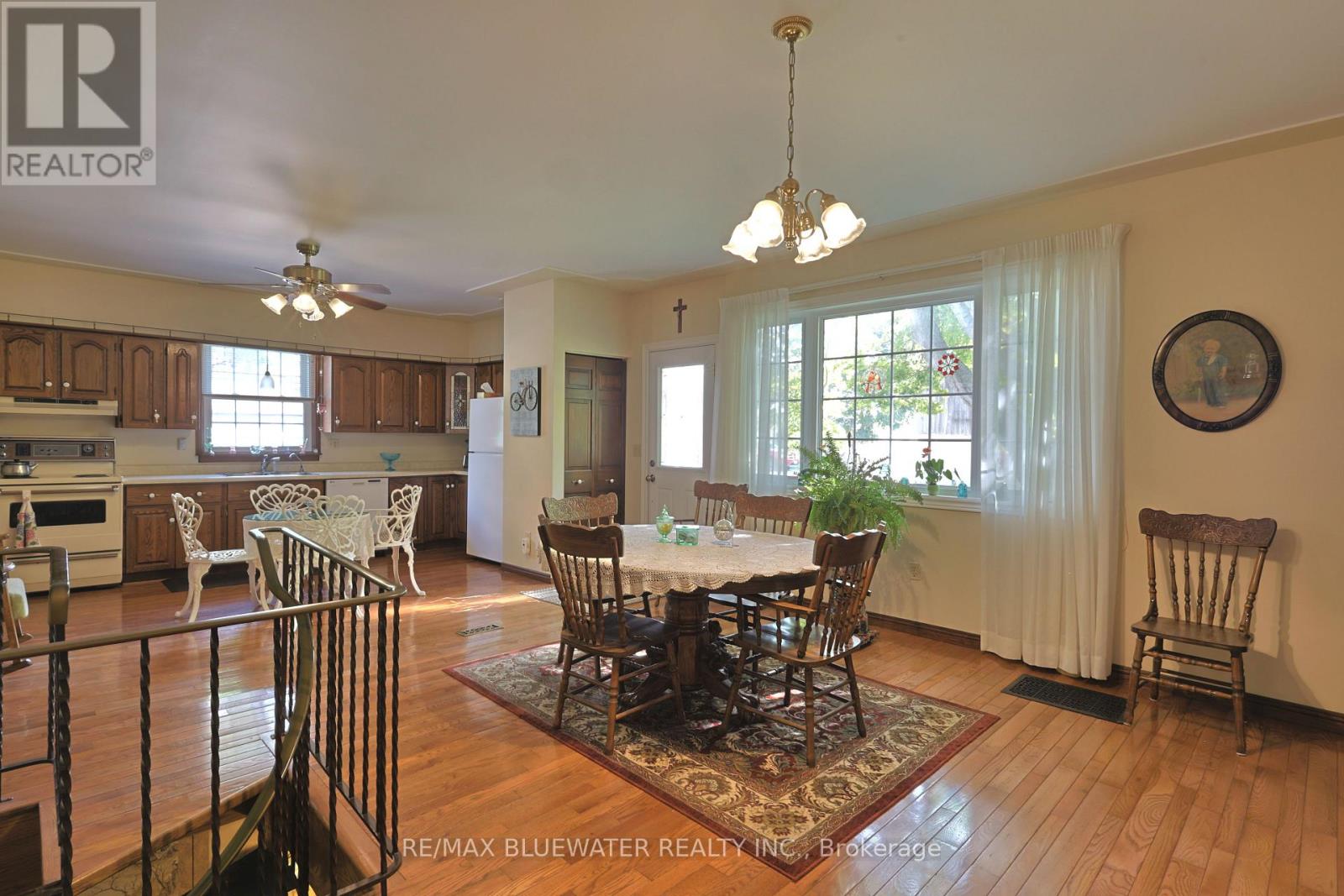 197 BROAD STREET - Photo 4 of 48, North Middlesex (Parkhill), Ontario