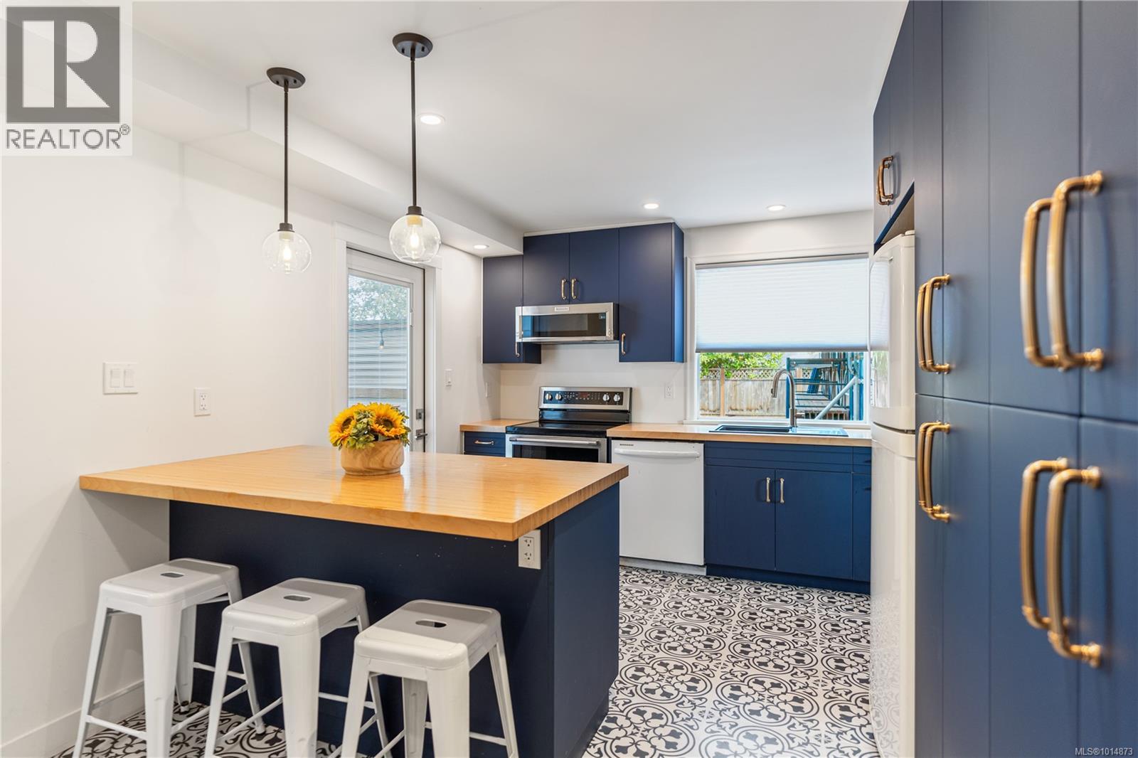  1564 San Juan Avenue, Saanich
