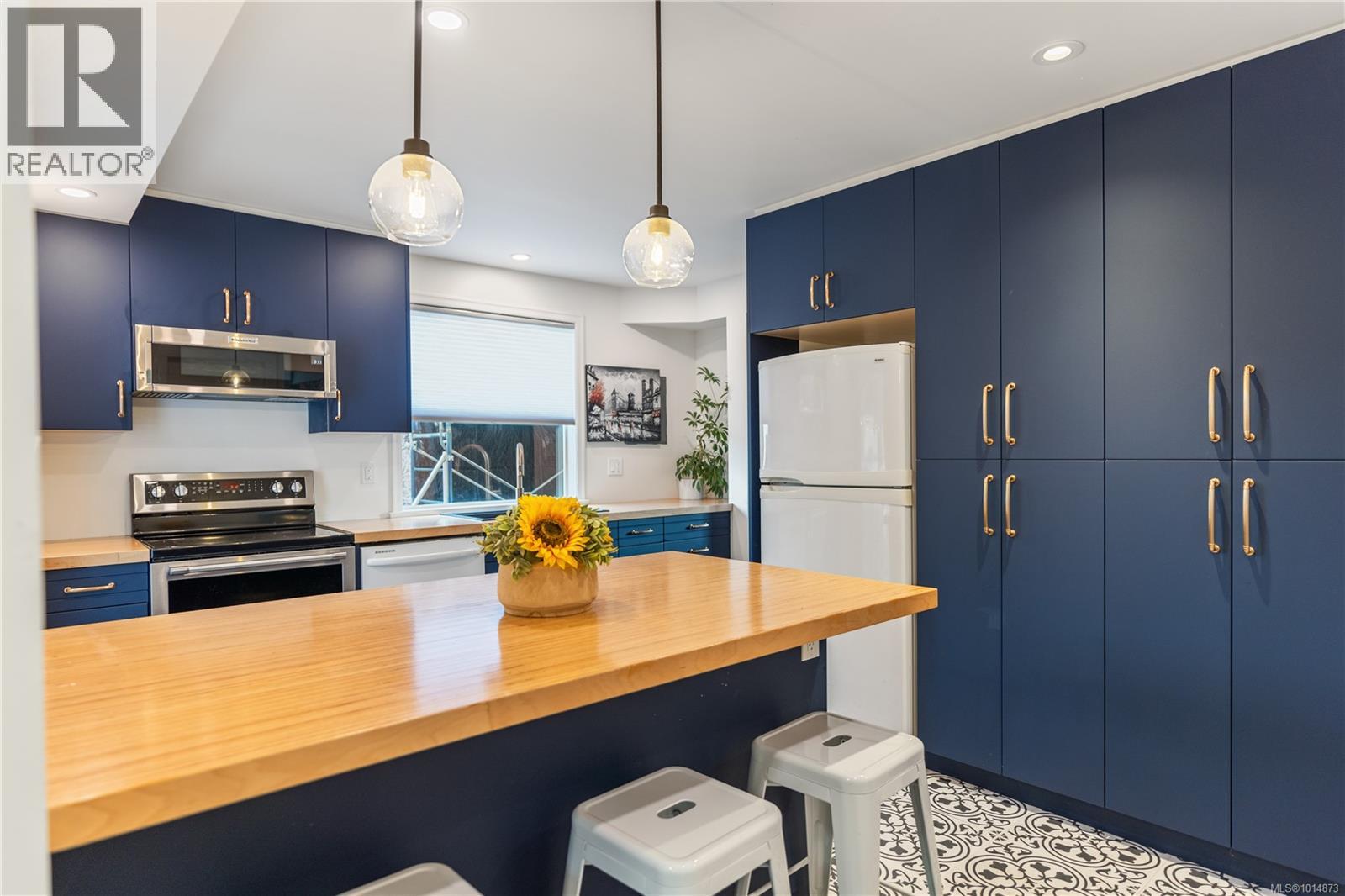  1564 San Juan Avenue, Saanich