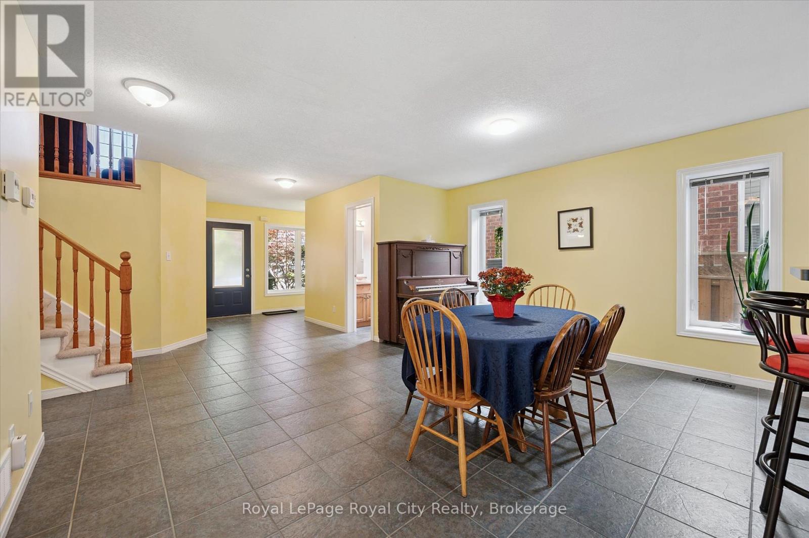 37 SHACKLETON DRIVE - Photo 4 of 49, Guelph (Grange Road), Ontario