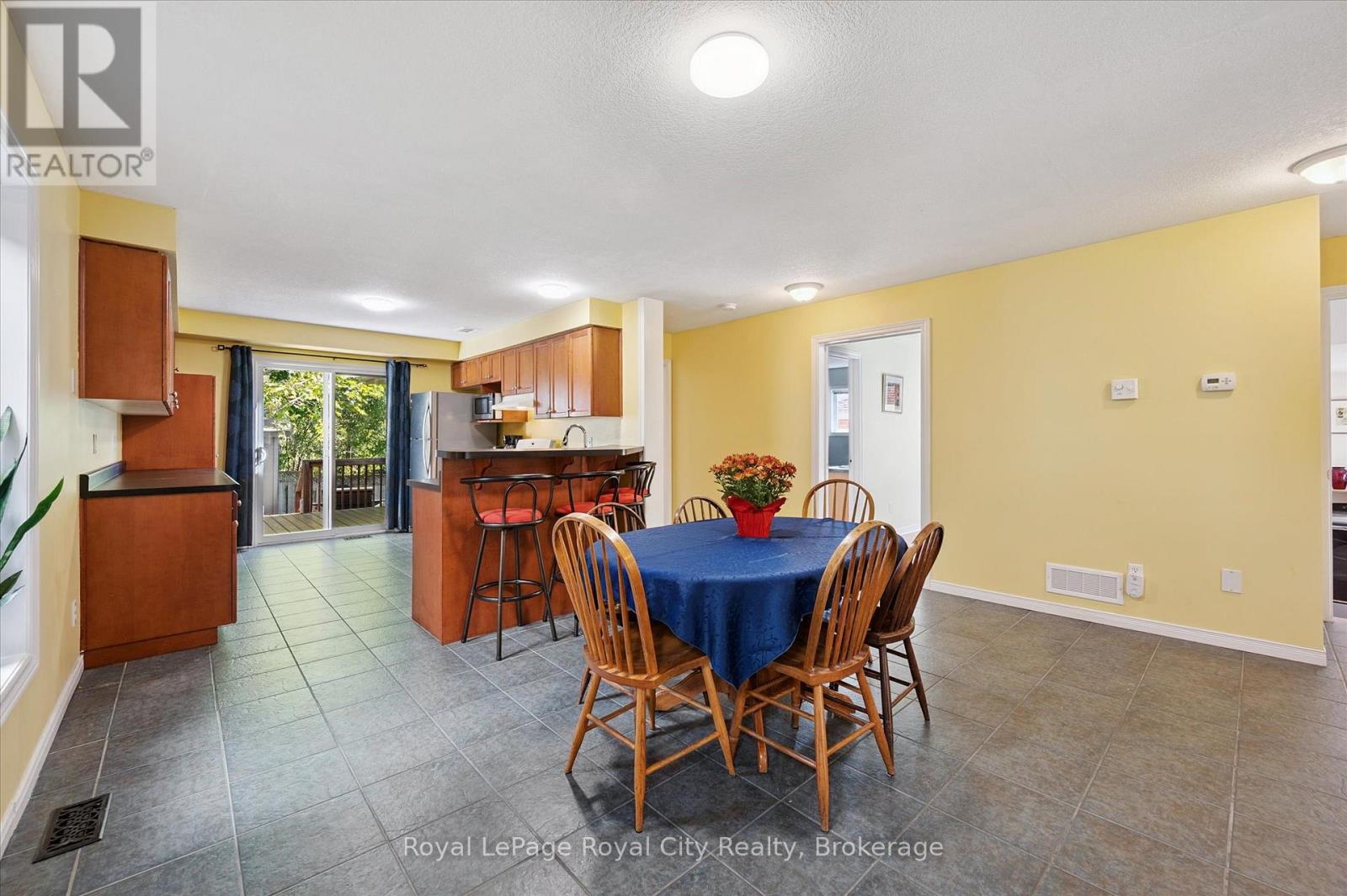 37 SHACKLETON DRIVE - Photo 5 of 49, Guelph (Grange Road), Ontario