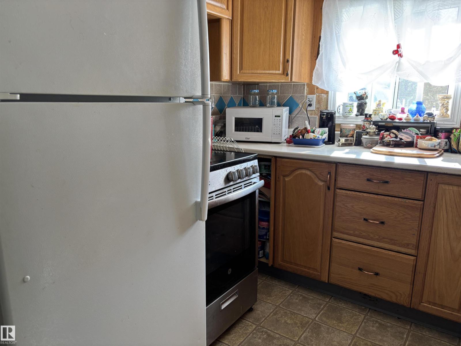 140 Russel DR - 10